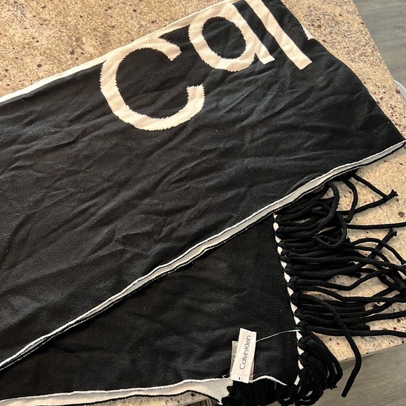 Calvin Klein large scarf - Picture 2 of 2